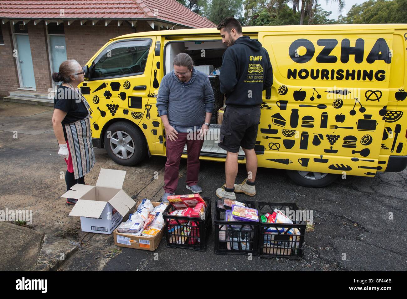 (160729) -- Sydney, 29 luglio 2016 (Xinhua) -- File foto scattata in luglio 8, 2016 Mostra personale OzHarvest Alex Hemmer (R) e Dennys Vergara (C), un caso manager alla Casa della Fondazione nella parte interna di Sydney, il prelievo di alimenti, a Sydney, in Australia. OzHarvest agisce come intermediario, il prelievo e la consegna di donazioni di cibo in eccesso da oltre duemila caffetterie, panetterie e supermercati a più di 800 enti di beneficenza in tutta l'Australia che aiutano la nazione più bisognosi. Gli australiani stessi buttare fuori fino a dieci miliardi di dollari australiani (7.49 miliardi di dollari) vale la pena di produrre annualmente, ma del paese svantaggiato st Foto Stock