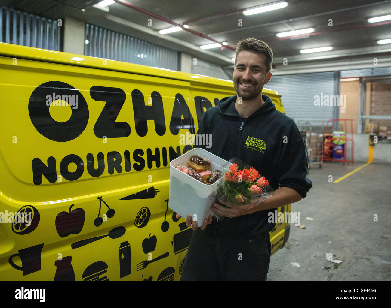 (160729) -- Sydney, 29 luglio 2016 (Xinhua) -- File foto scattata in luglio 8, 2016 mostra che il personale OzHarvest Alex Hemmer raccoglie non solo di cibo ma anche fiori, che egli ritiene sia possibile rendere felici le persone a Sydney, Australia. OzHarvest agisce come intermediario, il prelievo e la consegna di donazioni di cibo in eccesso da oltre duemila caffetterie, panetterie e supermercati a più di 800 enti di beneficenza in tutta l'Australia che aiutano la nazione più bisognosi. Gli australiani stessi buttare fuori fino a dieci miliardi di dollari australiani (7.49 miliardi di dollari) vale la pena di produrre annualmente, ma il paese è ancora svantaggiate vanno appesi Foto Stock