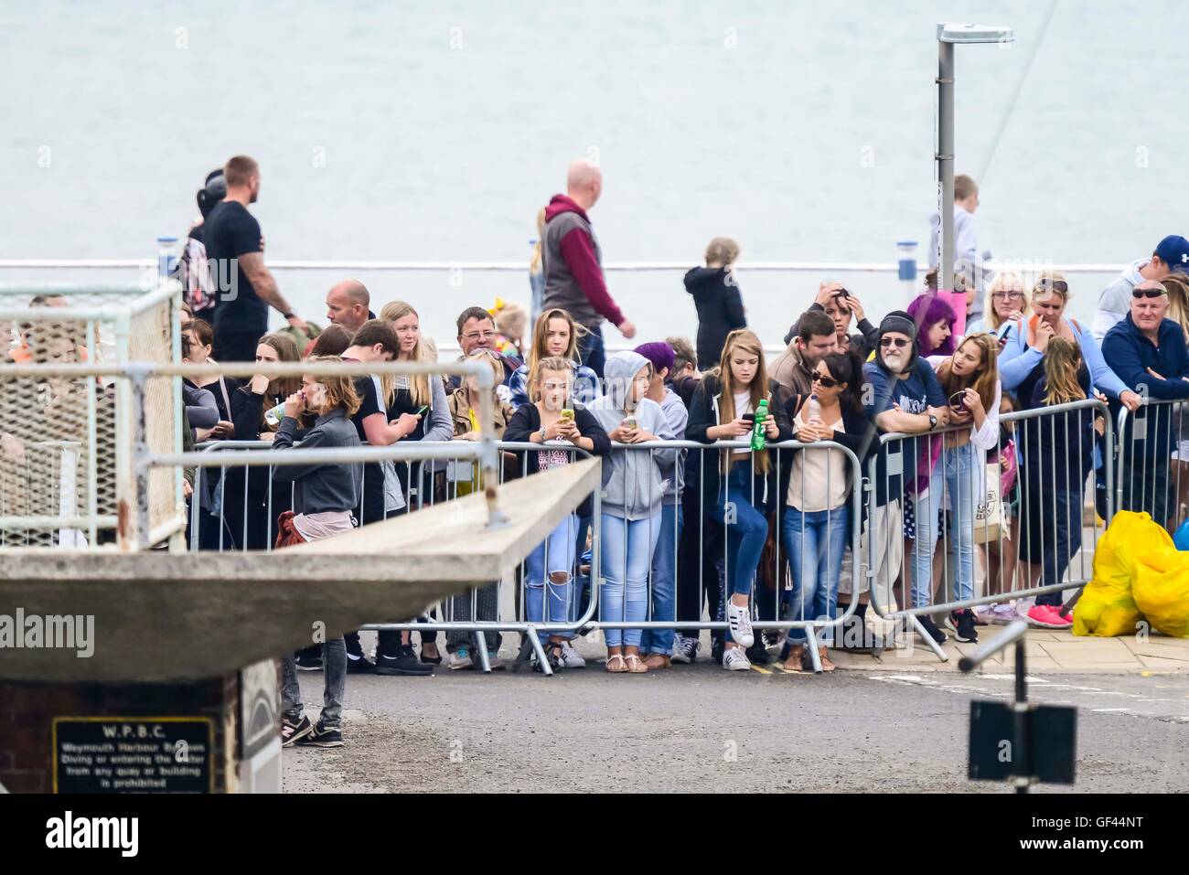 Porto di Weymouth Dorset, Regno Unito. 28 Luglio, 2016. Il pubblico in attesa di un assaggio delle stelle durante le riprese di Dunkerque a Weymouth Harbour nel Dorset. Credito Foto: Graham Hunt/Alamy Live News Foto Stock