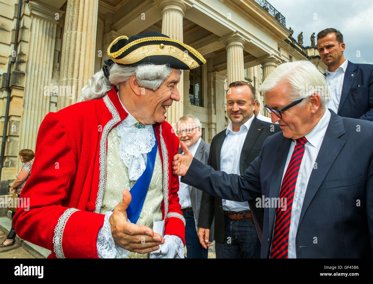 Ludwigslust, Germania. 29 Luglio, 2016. Il ministro per gli Affari Esteri Frank-Walter Steinmeier (SPD, r) camminare insieme con Gernot Hempelmannn indossa un costume di "Friedrich der Fromme' attraverso il parco del palazzo di Ludwigslust, Germania, 29 luglio 2016. Steinmeier viaggi lo stato come parte della campagna elettorale della Spd per lo stato alle elezioni del Parlamento europeo nel Meclemburgopomerania Occidentale. Il Parlamento statale elezione ha luogo il 4 settembre 2016. Foto: Jens BUETTNER/dpa/Alamy Live News Foto Stock