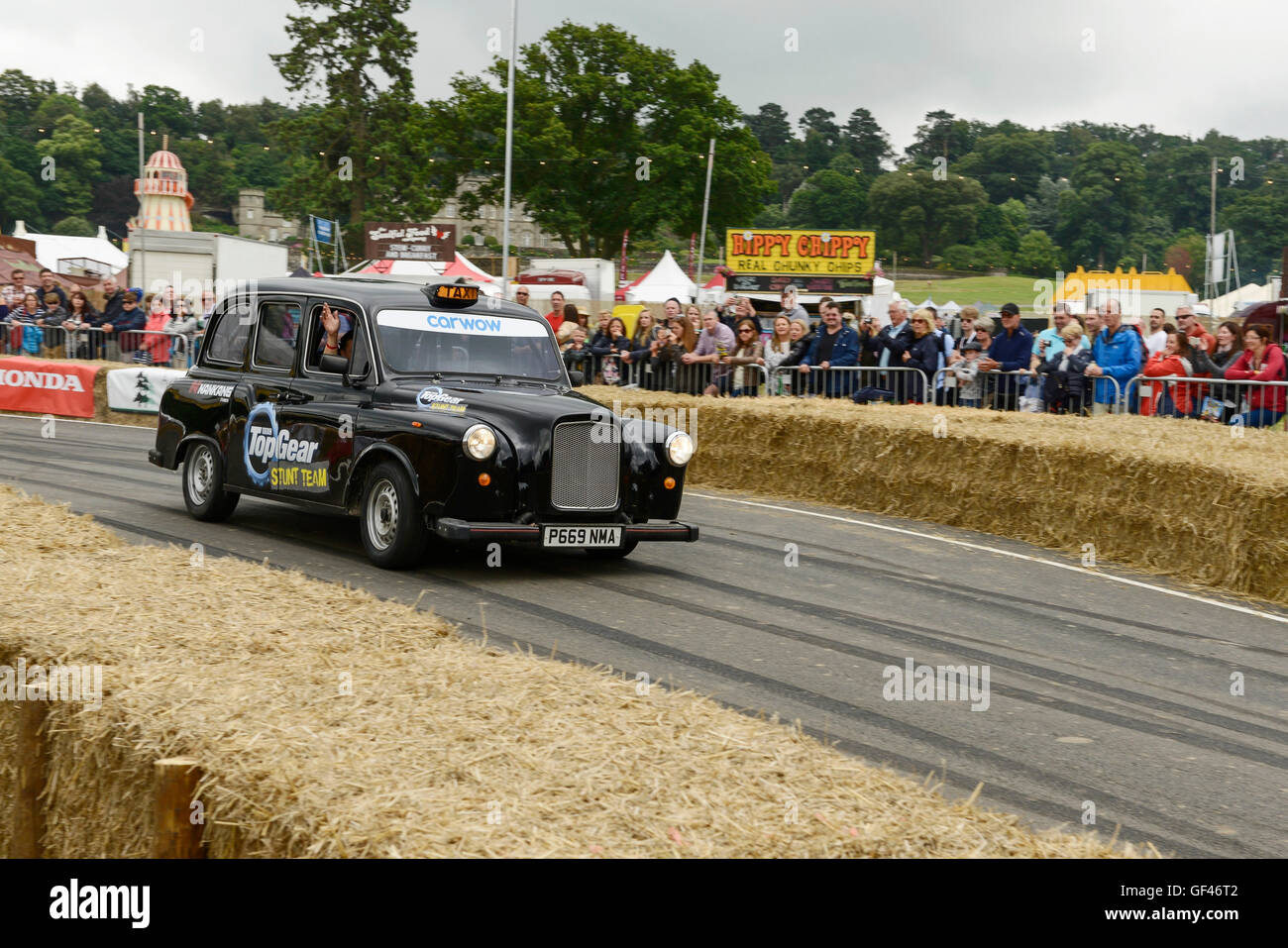 Bolesworth, Cheshire, Regno Unito. Il 29 luglio 2016. Un Black Cab Taxi essendo azionato attorno al via da un membro di Top Gear Stunt Team. La manifestazione è il frutto di Chris Evans e dispone di 3 giorni di automobili, musica e intrattenimento con i profitti di essere donati alla carità i bambini in stato di bisogno. Credito: Andrew Paterson/Alamy Live News Foto Stock
