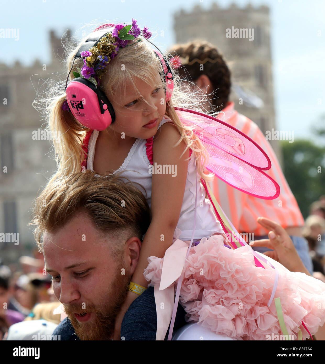 Lulworth, Dorset, Regno Unito. 29 Luglio, 2016. Migliaia di famiglie sono il beccheggio loro tende per uno spazio-festival a tema che di blasti off con una stella-pranzo line-up compresi Jess Glynne, Fatboy Slim e lacrime per paure. Così come la pianificazione di importanti atti a Camp Bestival, il sito del festival a Lulworth Castle, Dorset, è piena di attività per tenere occupati i giovani e incantato tra cui effettuare lo spazio a tema per esperimenti hanno portato dal Museo della Scienza come pure in seguito astronauta Tim Peake è il programma di esercizio o la costruzione di razzi. Credito: uknip/Alamy Live News Foto Stock