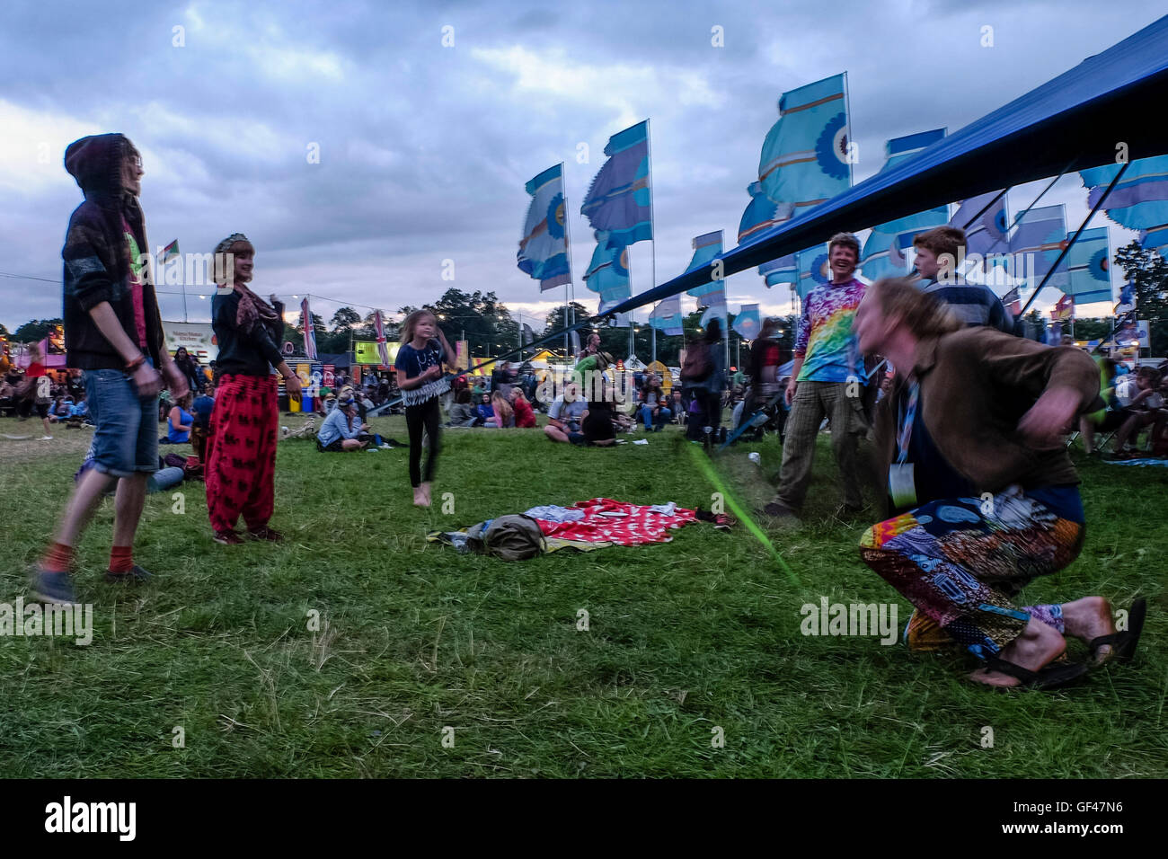 WOMAD 2016 a Charlton Park di Malmesbury su 29/07/2016 . Nella foto: un gruppo di persone giocare cattura la luce della sera. Foto di Julie Edwards Foto Stock