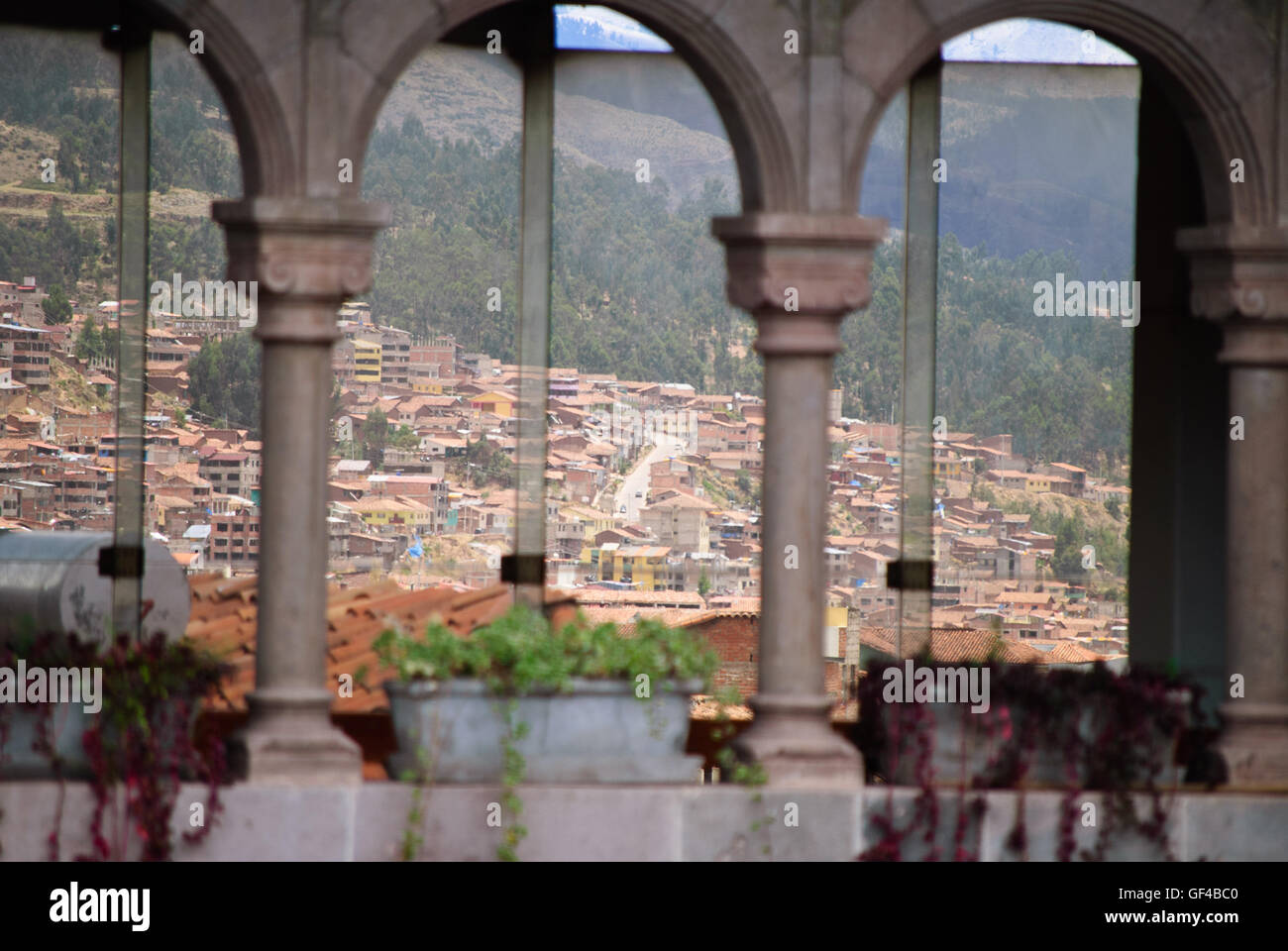 La città di Cuzco attraverso le finestre in corrispondenza di Chiesa di Santo Domingo Foto Stock