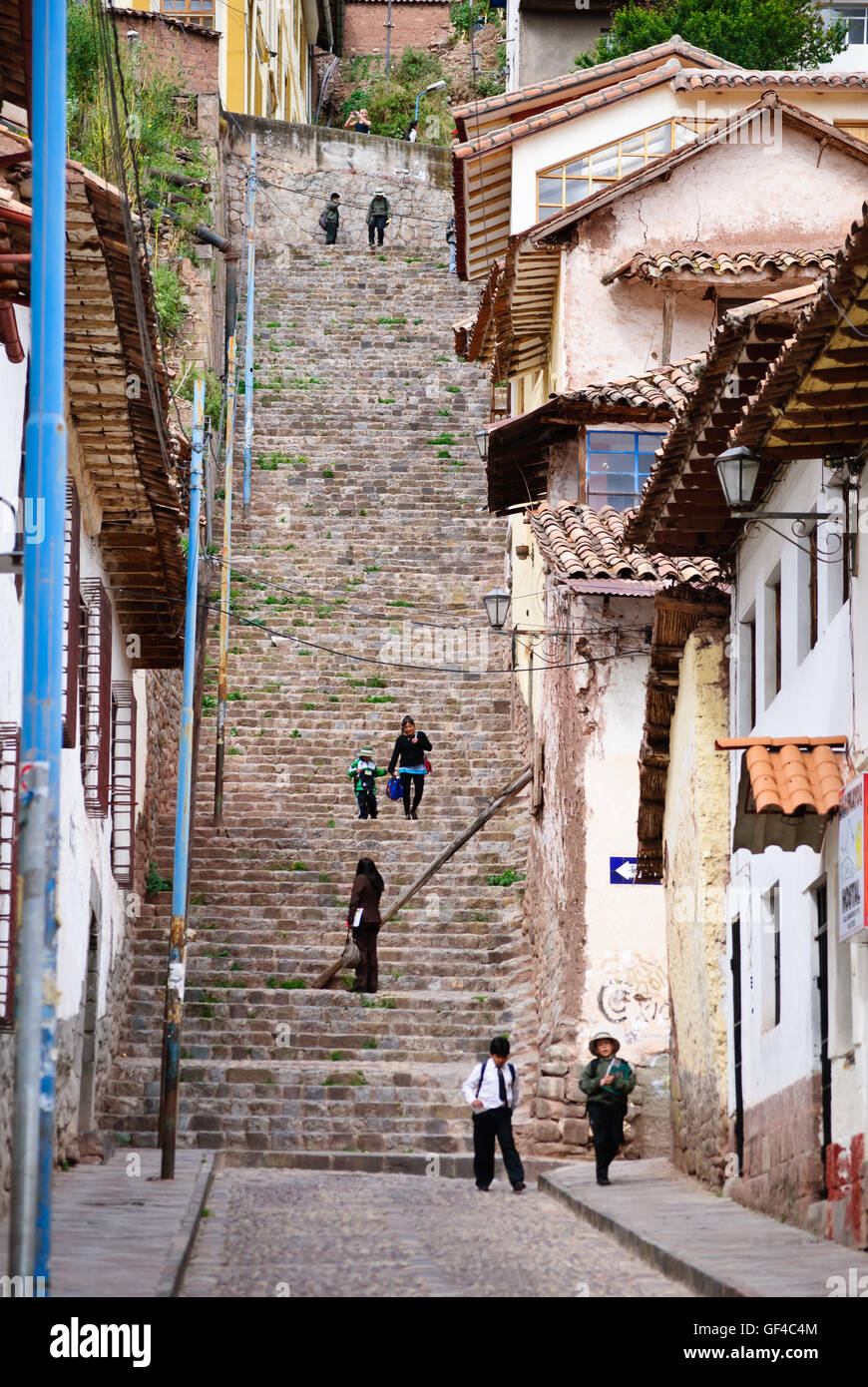 Gradini ripidi come questo può essere visto sull'elevazione alta città di Cuzco Foto Stock