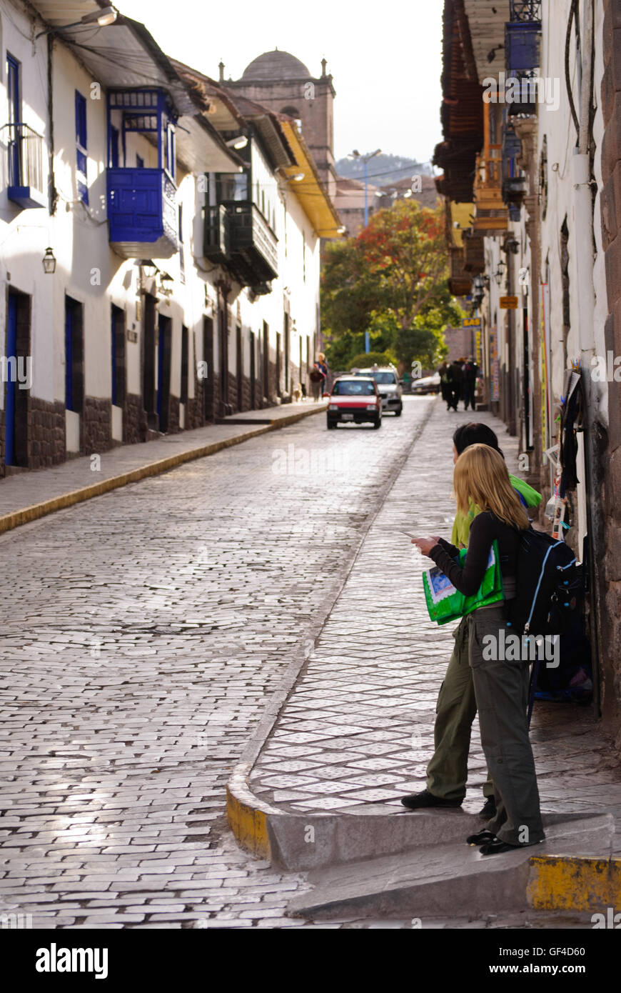 I turisti per trovare la strada nella città di Cuzco Foto Stock