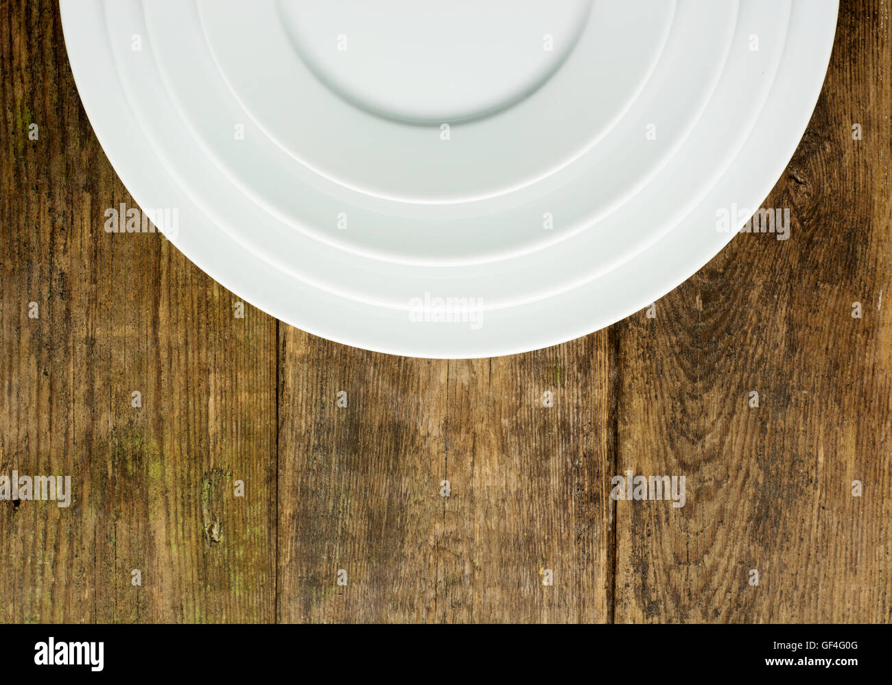 Vuoto piastra bianca sul tavolo di legno Foto Stock