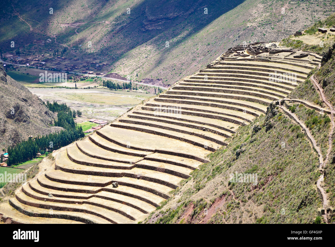 Le terrazze di Pisac si affacciano sul fiume Willkanuta Foto Stock