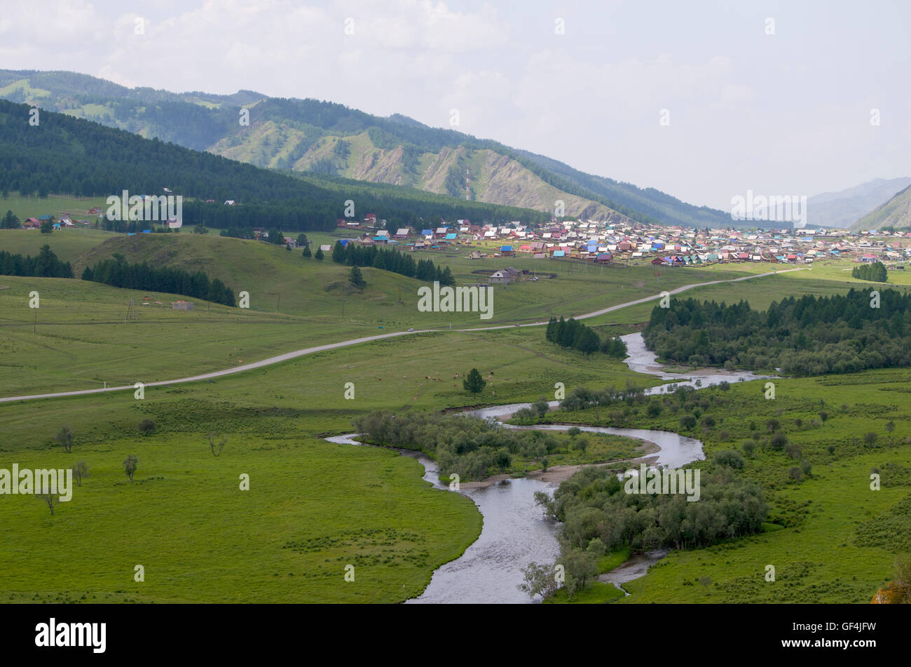 Casa paesaggio tra montagne di Altai la vista superiore, sulle montagne di Altai, a casa la strada, montagne, un paesaggio, un look Foto Stock