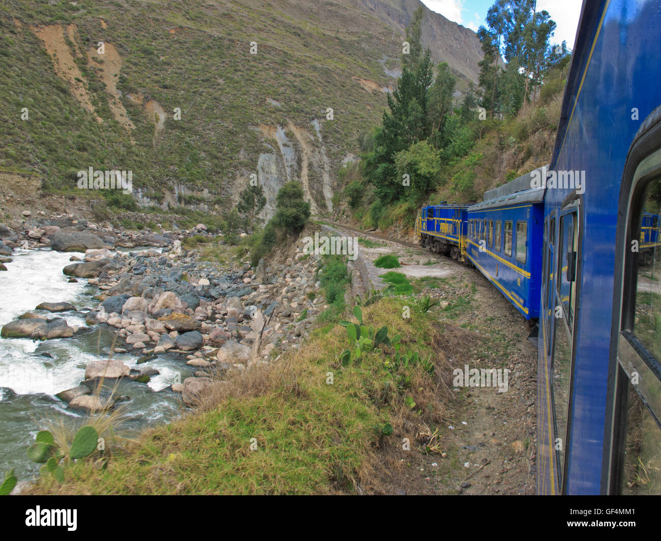 Il treno del Perù rampa a Machu Picchu passando il fiume Urubamba valley Foto Stock