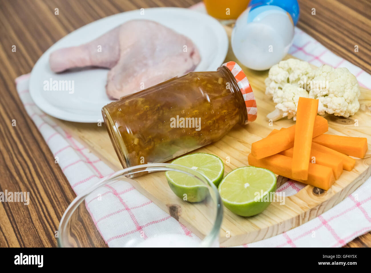 Il pollo cotto con marmellata di arance e limoni e carote . Foto Stock