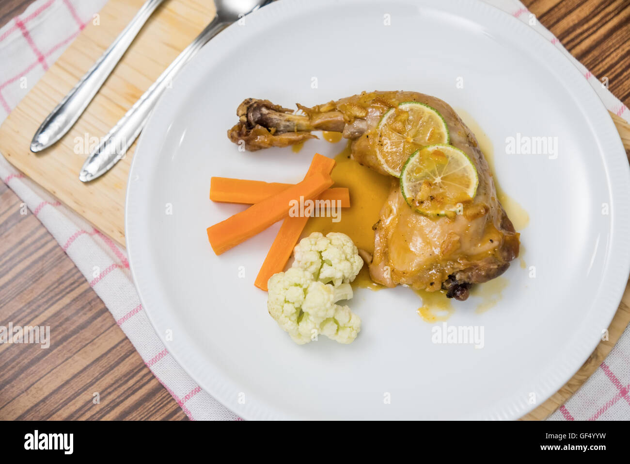 Il pollo cotto con marmellata di arance e limoni e carote . Foto Stock