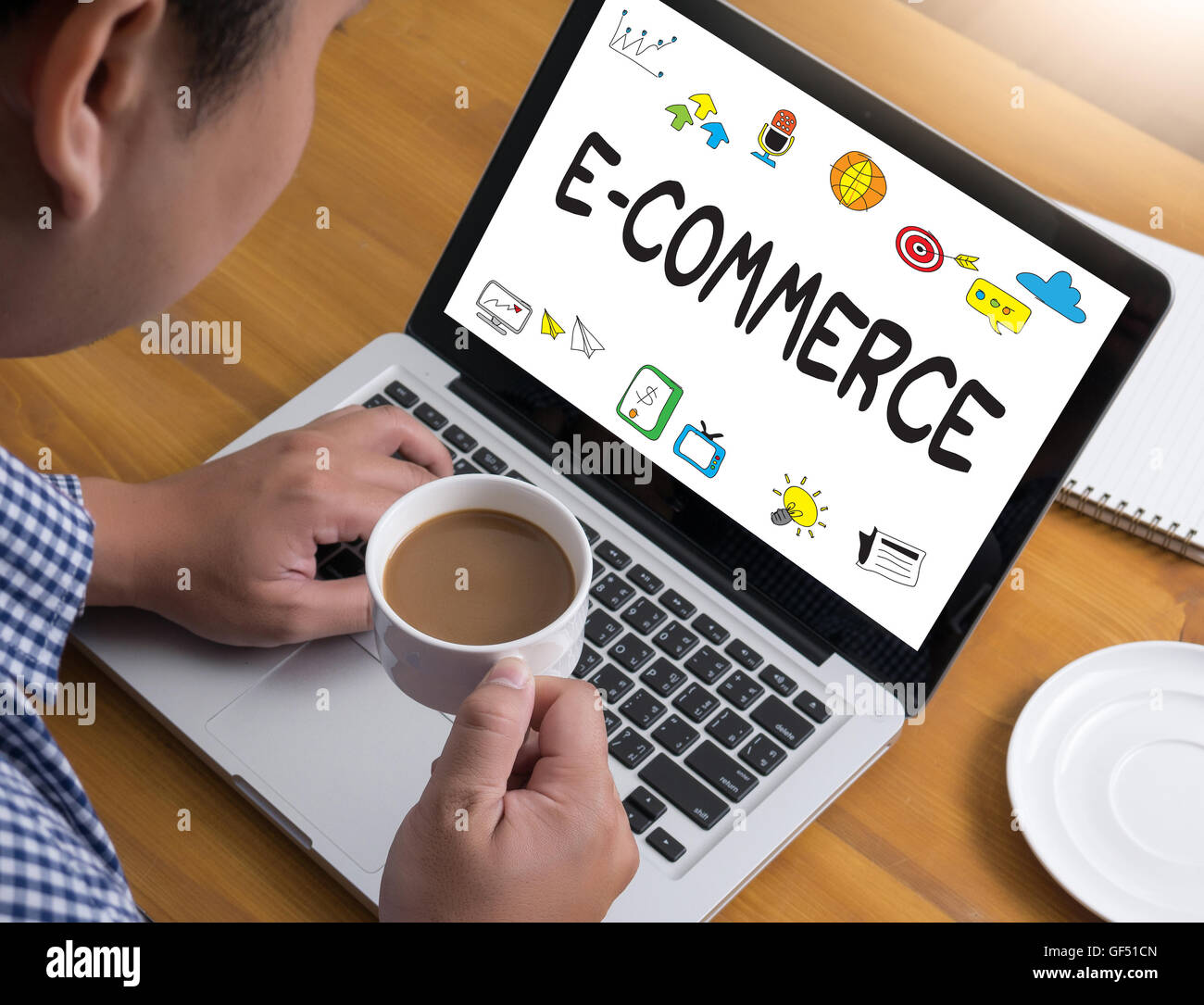 L'E-commerce globale di Internet Marketing imprenditore shopping sul posto di lavoro. Close-up vista superiore dell uomo che lavora sul computer portatile mentre è seduto a t Foto Stock
