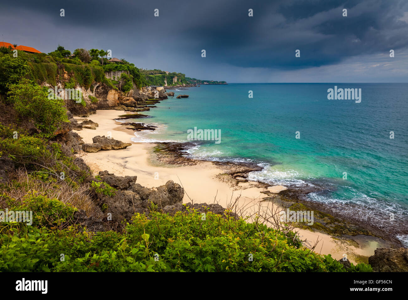 Spiaggia tropicale con montagne rocciose e mare cristallino in Bali Indonesia Foto Stock