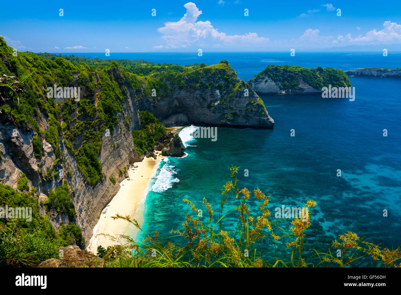 Spiaggia tropicale con montagne rocciose e mare cristallino in Bali Indonesia Foto Stock