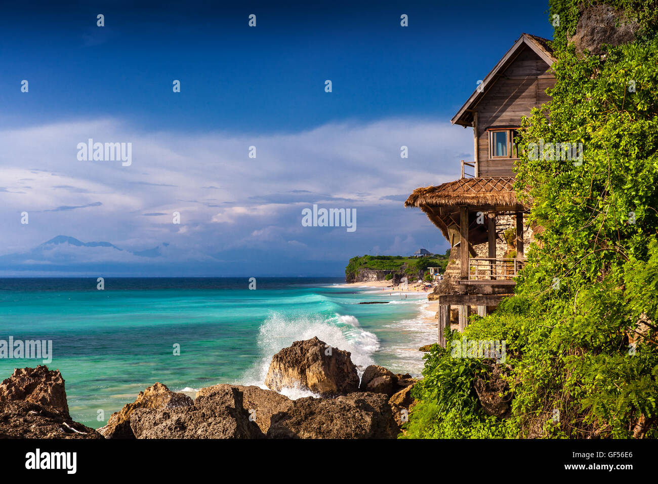 Spiaggia tropicale Isola Bali con paesaggio capanna di legno su sfondo paesaggio natura Foto Stock
