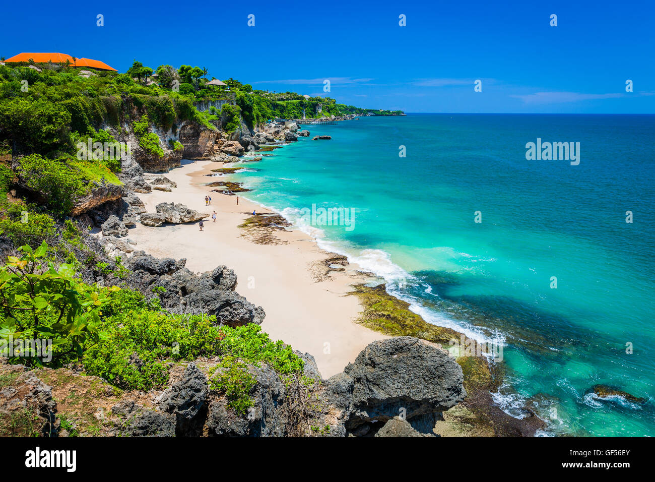Scenario paesaggistico di alta rupe e pulite acque azzurre sulla spiaggia tropicale Foto Stock