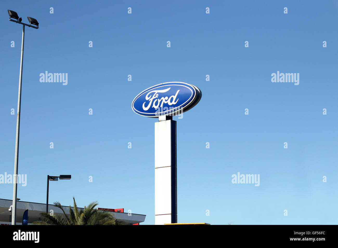 Australian concessionario Ford segno contro il cielo blu chiaro Foto Stock