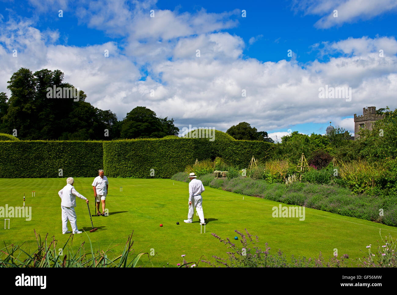 Le persone che giocano il croquet a Levens Hall, South Lakeland, Cumbria, England Regno Unito Foto Stock