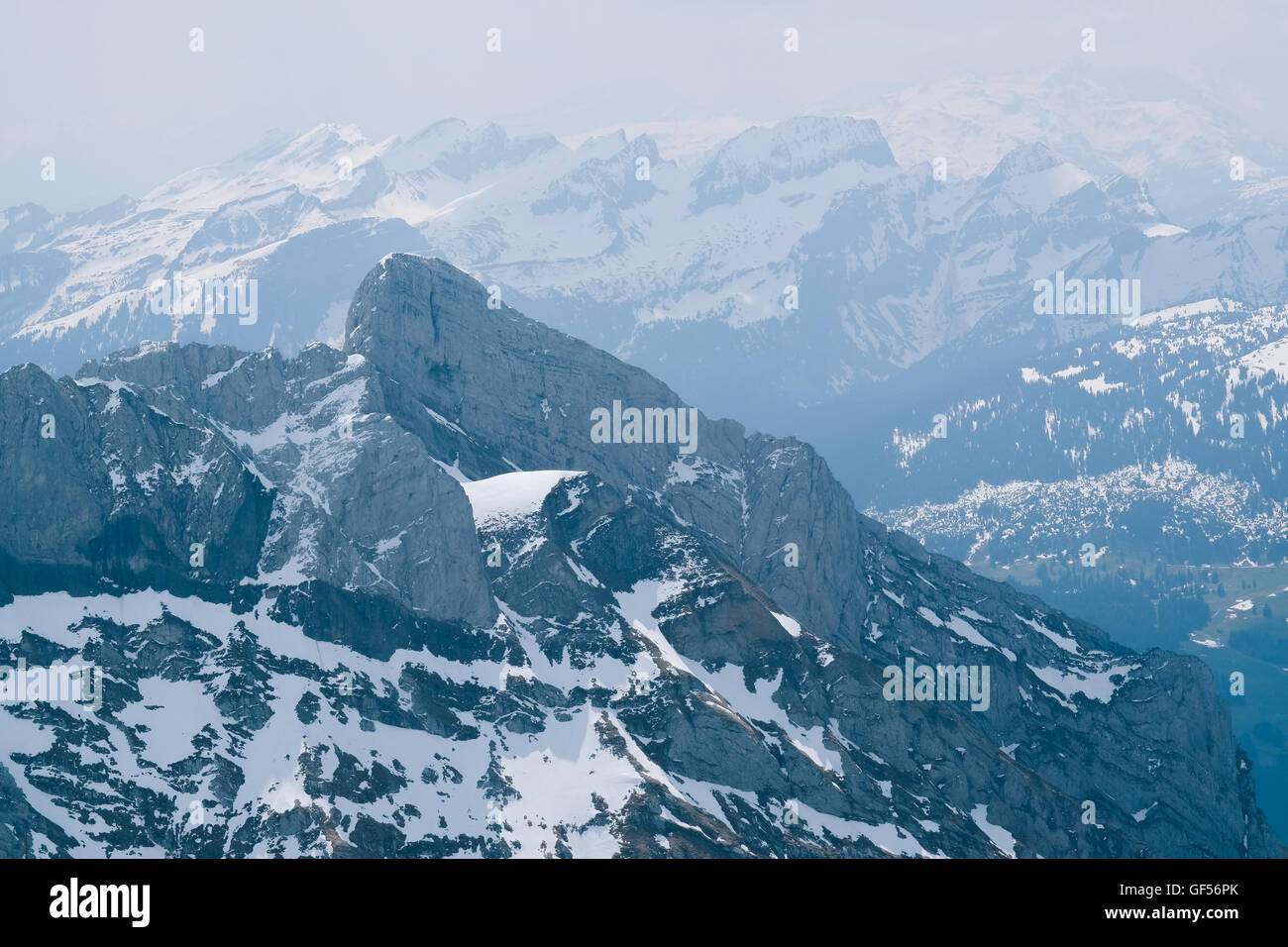 Innevate vette delle Alpi Svizzere. Foto scattata dalla cima del Monte Santis, al nord-est della Svizzera. Foto Stock