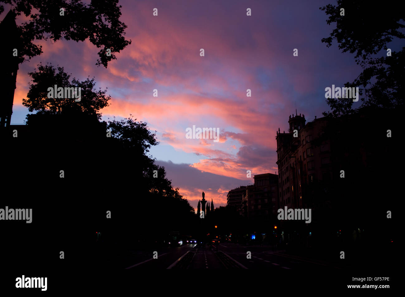 Cielo drammatico rispetto a Barcellona al tramonto. Foto Stock