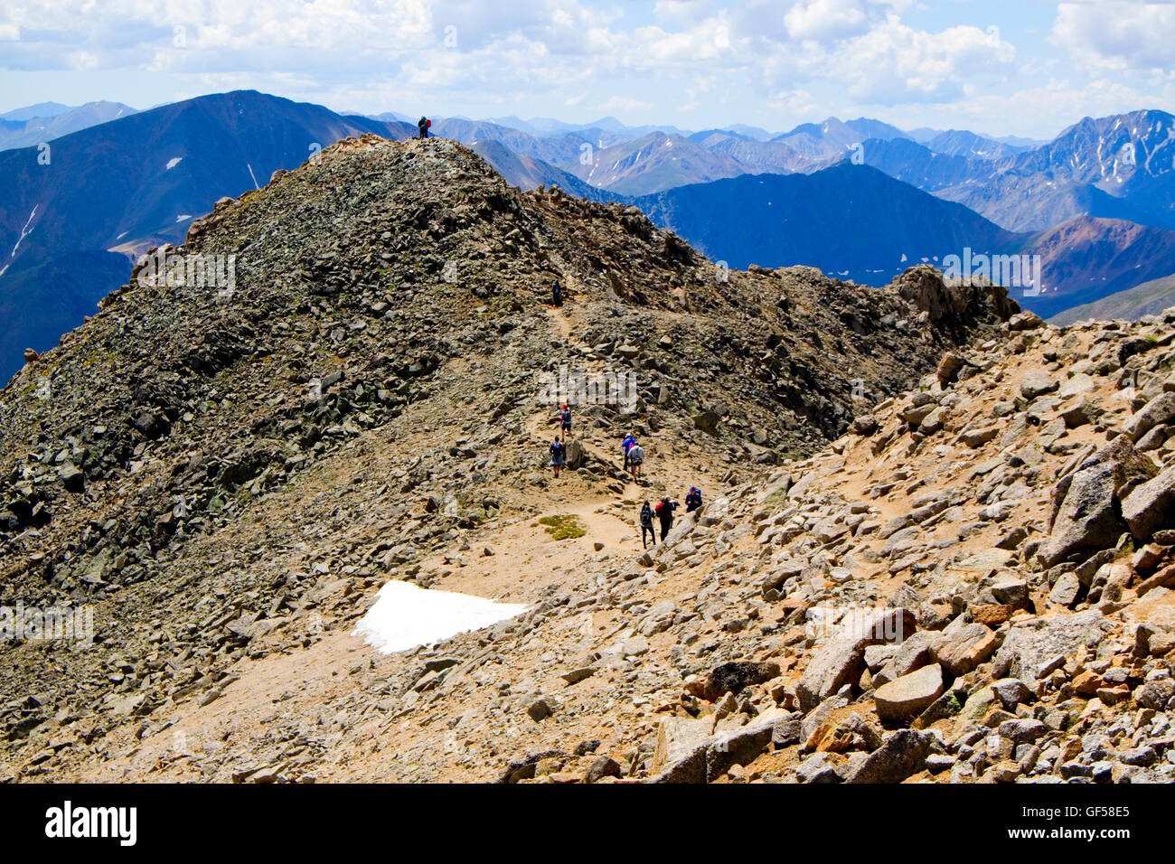 Gli escursionisti in occasione del vertice del monte massiccia Colorado Foto Stock