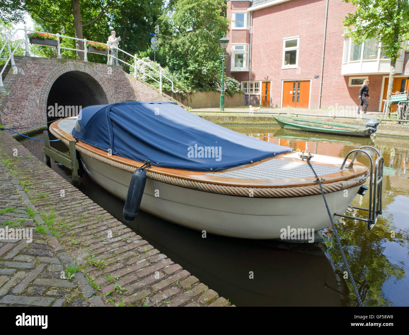 Giorno classica barca sul Canale della città Alkmaar Holland Foto Stock