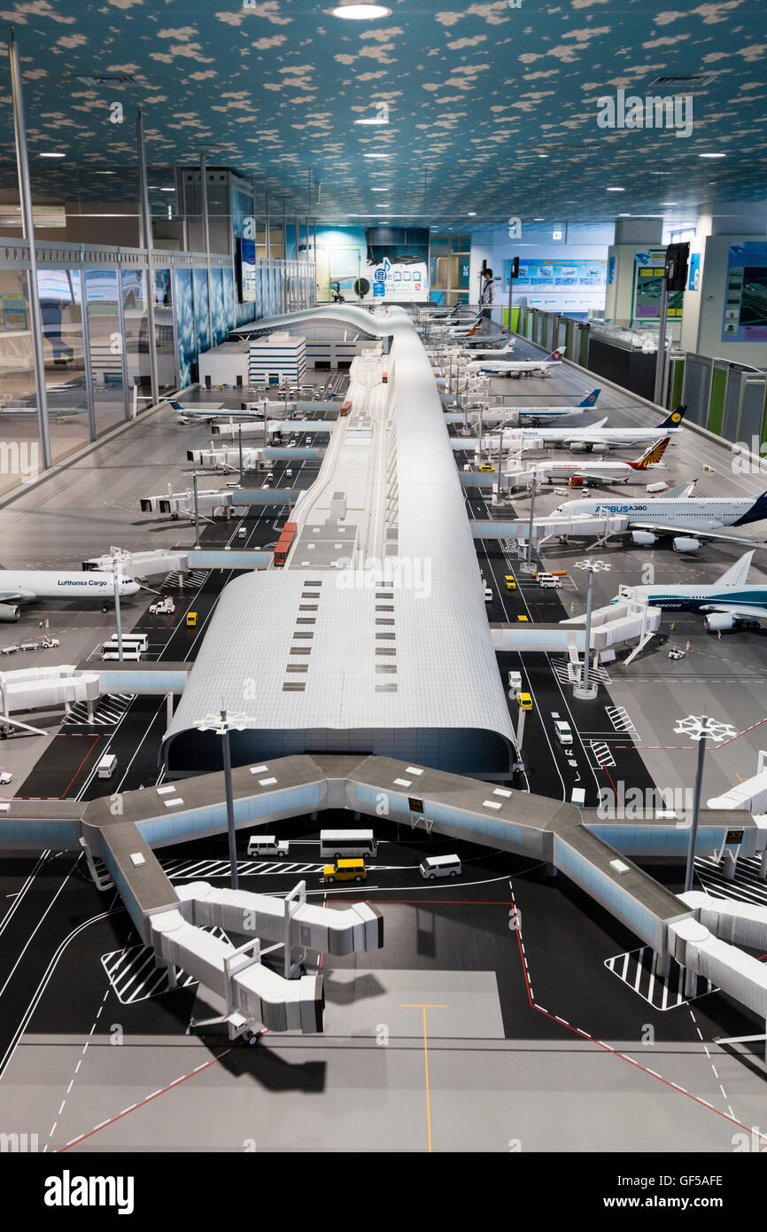 Aeroporto Kansai, Giappone. Interno del Museo del Cielo. 1/72 di 30 m di lunghezza modello in scala dell'aeroporto con piani in aeroporto area di apprendimento. Vista lungo. Foto Stock