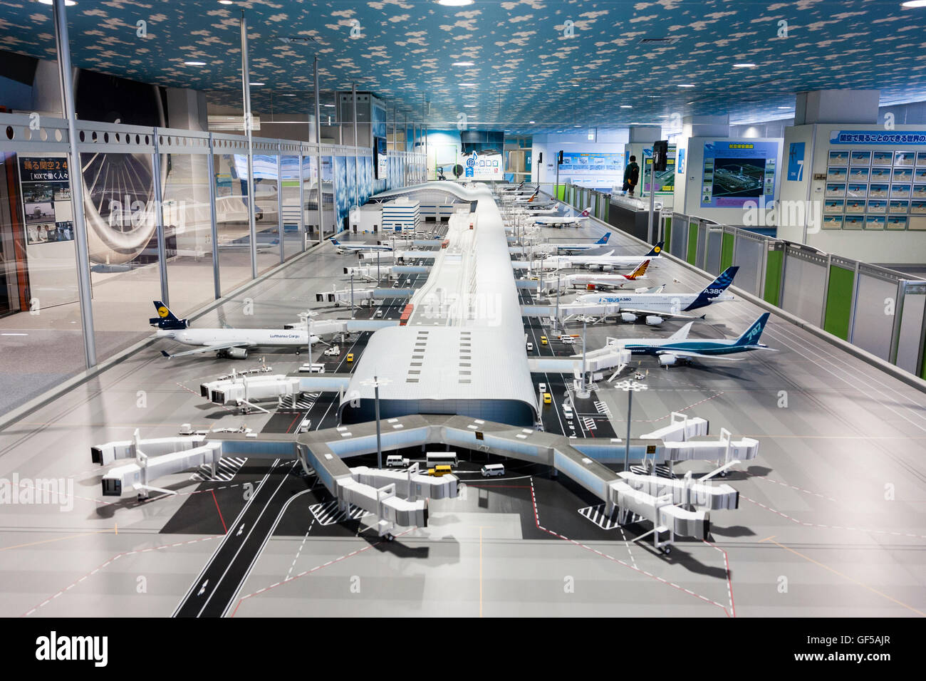 Aeroporto Kansai, Giappone. Interno del Museo del Cielo. 1/72 di 30 m di lunghezza modello in scala dell'aeroporto con piani in aeroporto area di apprendimento. Vista lungo. Foto Stock