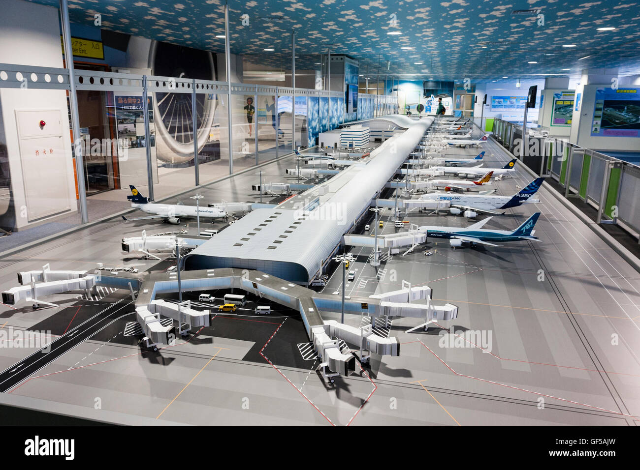 Aeroporto Kansai, Giappone. Interno del Museo del Cielo. 1/72 di 30 m di lunghezza modello in scala dell'aeroporto con piani in aeroporto area di apprendimento. Vista lungo. Foto Stock