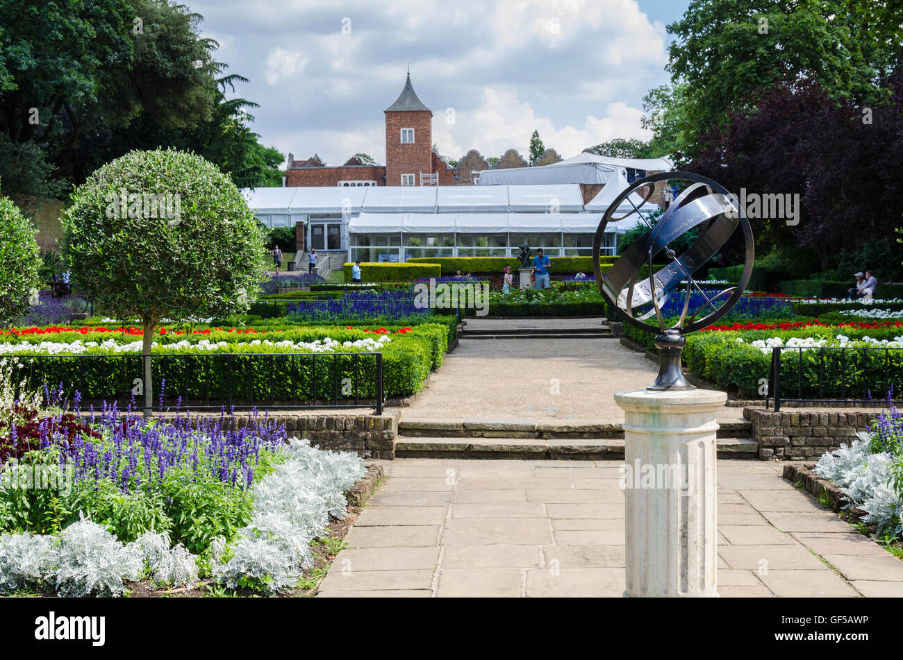 La sfera armillare in il giardino formale a Holland Park di Londra. Scolpito da Oliver Gero di Brookbrae Ltd. Foto Stock