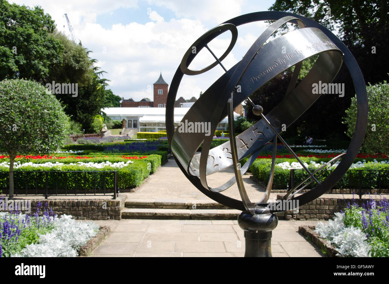 La sfera armillare in il giardino formale a Holland Park di Londra. Scolpito da Oliver Gero di Brookbrae Ltd. Foto Stock