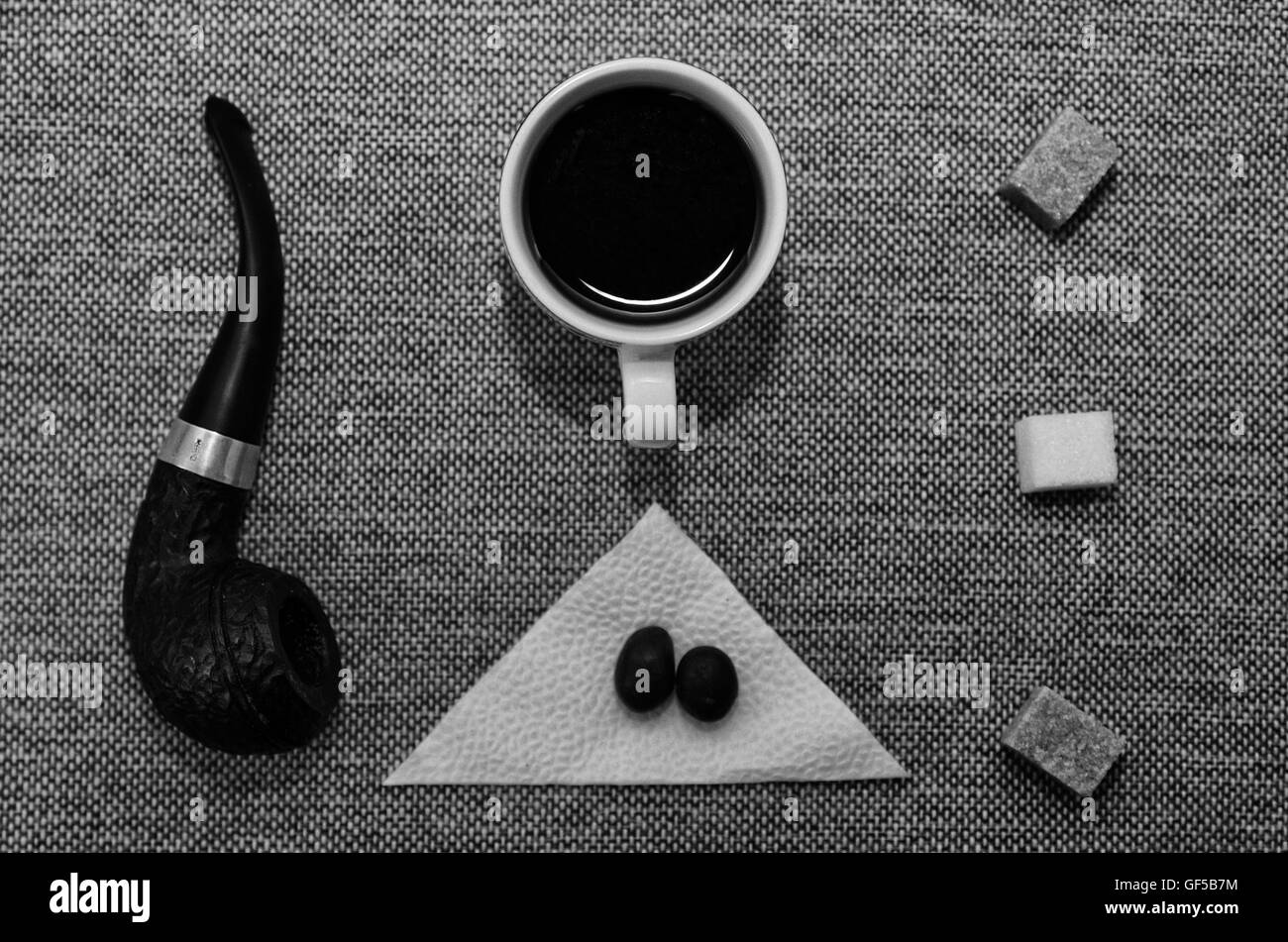 Una tazza di caffè con un tubo, bianco e zucchero di canna Foto Stock