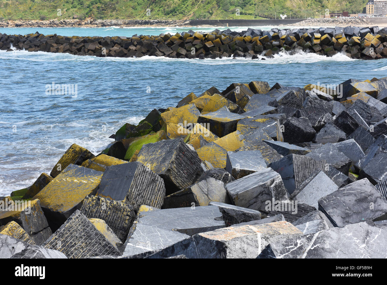 Le difese del mare rocce di difesa di massi isolati a San Sebastian Donostia Spagna País Baschi Paese Foto Stock
