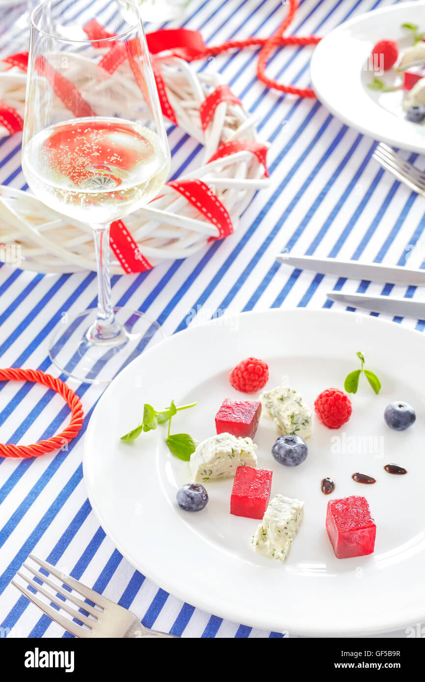 Antipasto fatto di barbabietola, ricotta con frutta sulla vela arredate con uno stile tabella. Foto Stock