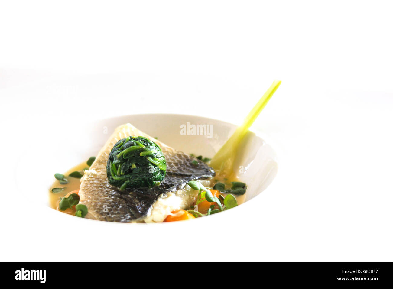 Il branzino con spinaci Foto Stock