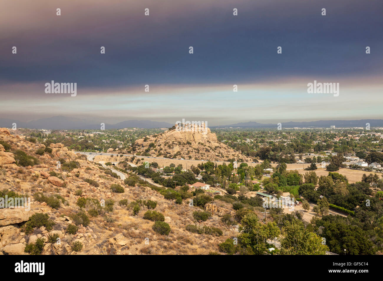 Incendio fumo cielo sopra Stoney Point e la Valle di San Fernando in Los Angeles, California. Foto Stock