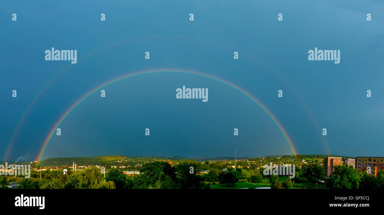 Panorama di una grande estate rainbow Foto Stock