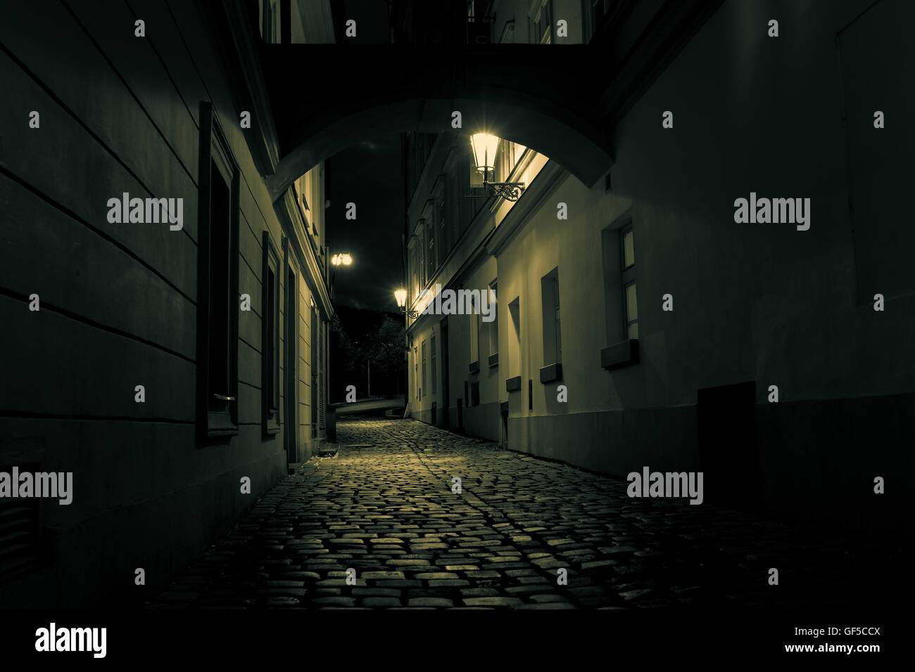 Vicolo misterioso con lanterne di Praga di notte Foto Stock