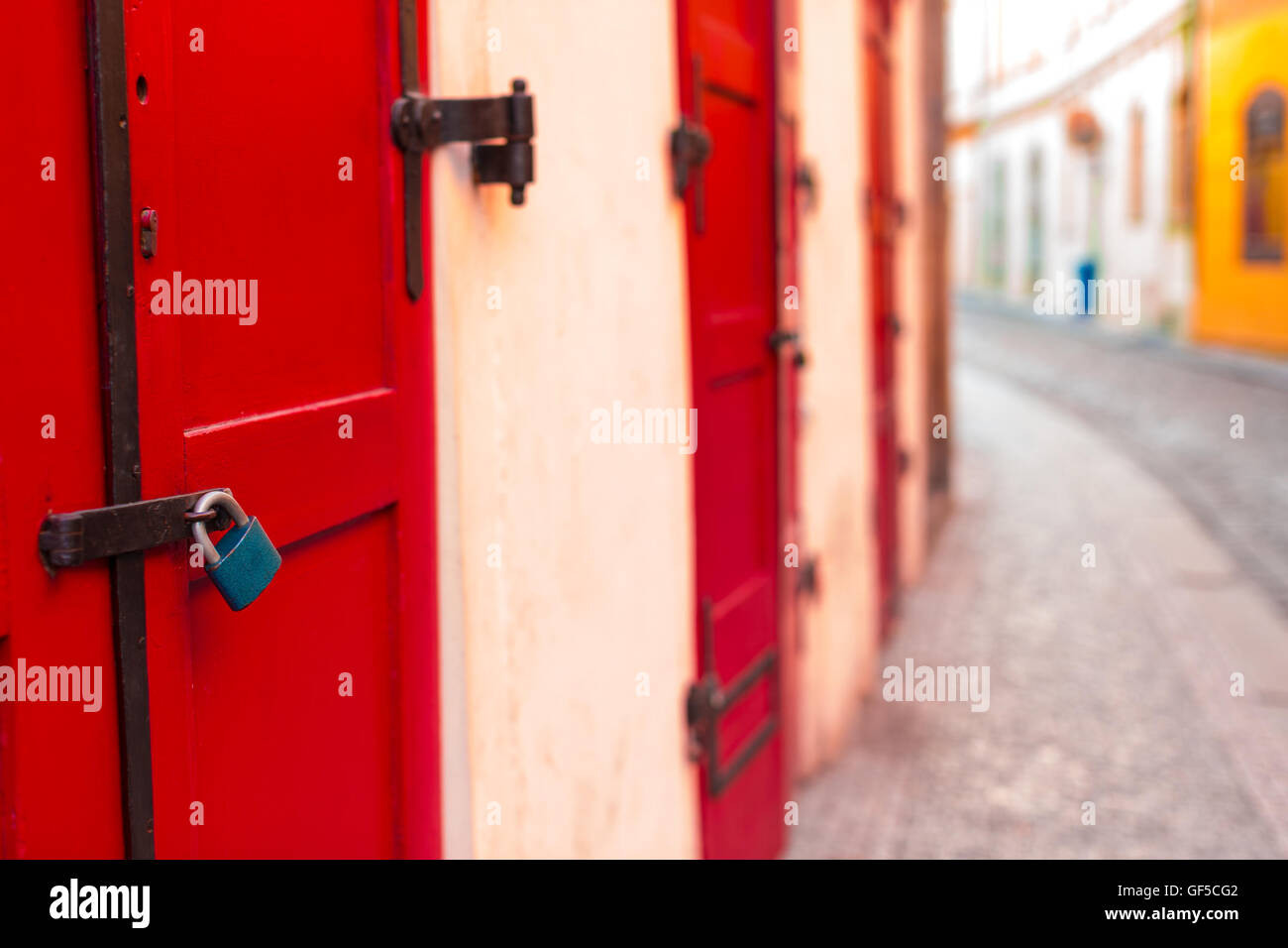 Rosso porta in legno con serratura Foto Stock