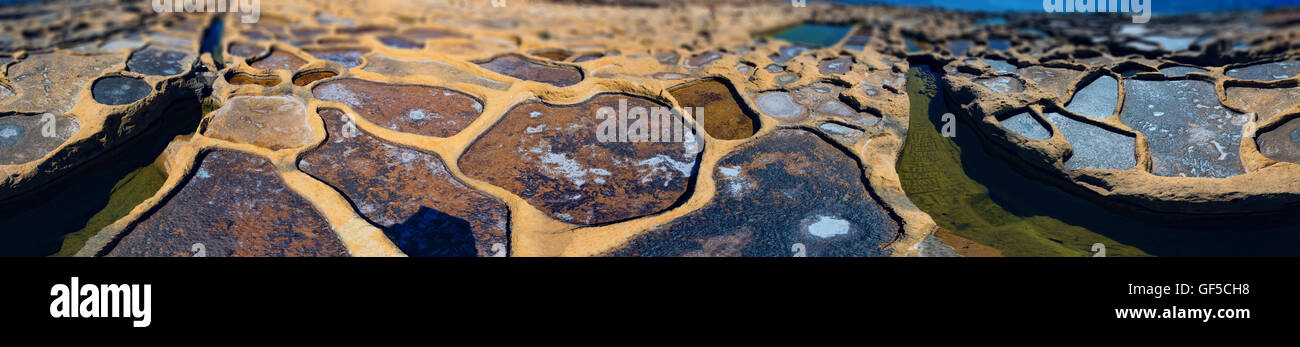 L'uomo ha fatto evaporazione stagni per la produzione di sale, Malta Foto Stock