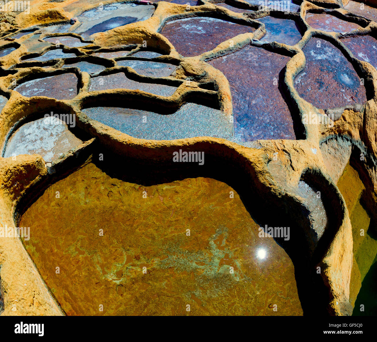 L'uomo ha fatto evaporazione stagni per la produzione di sale, Malta Foto Stock
