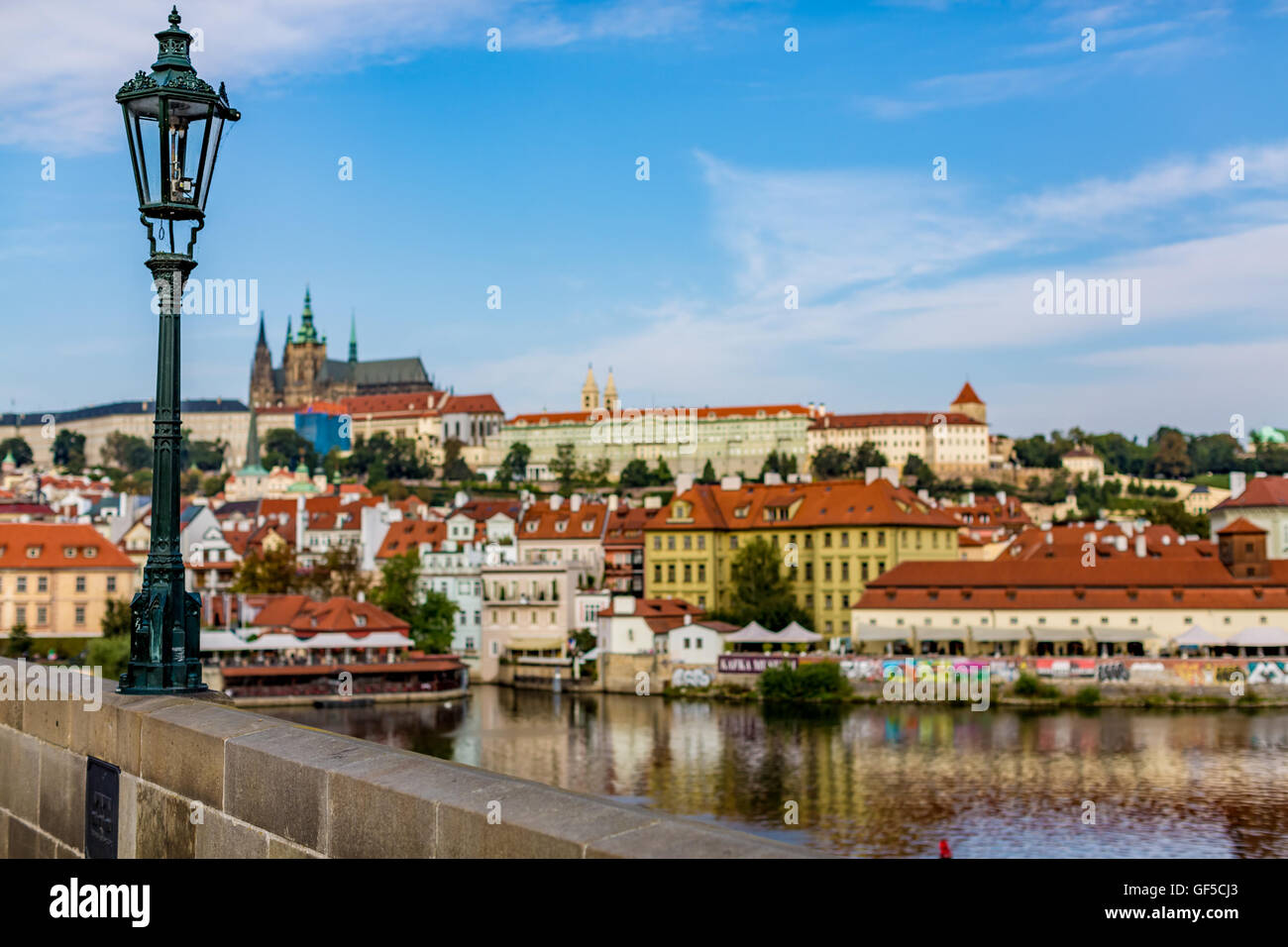 Vista di colorata città vecchia e il castello di Praga con il fiume Vltava, Repubblica Ceca Foto Stock