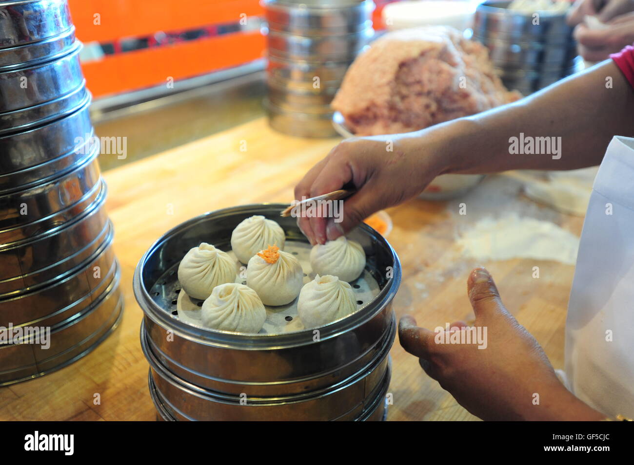 Cibo cinese un uomo che fa gnocchi di carne in un ristorante in Maryland USA Foto Stock