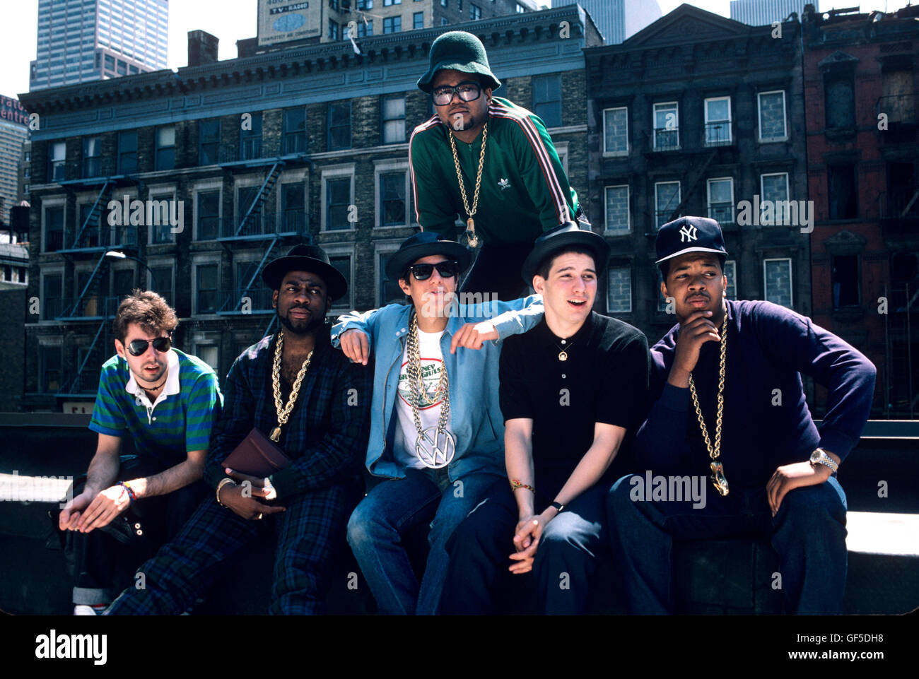 American hip hop gruppi run-D.M.C. e i Beastie Boys. © Gary Gershoff / MediaPunch Foto Stock