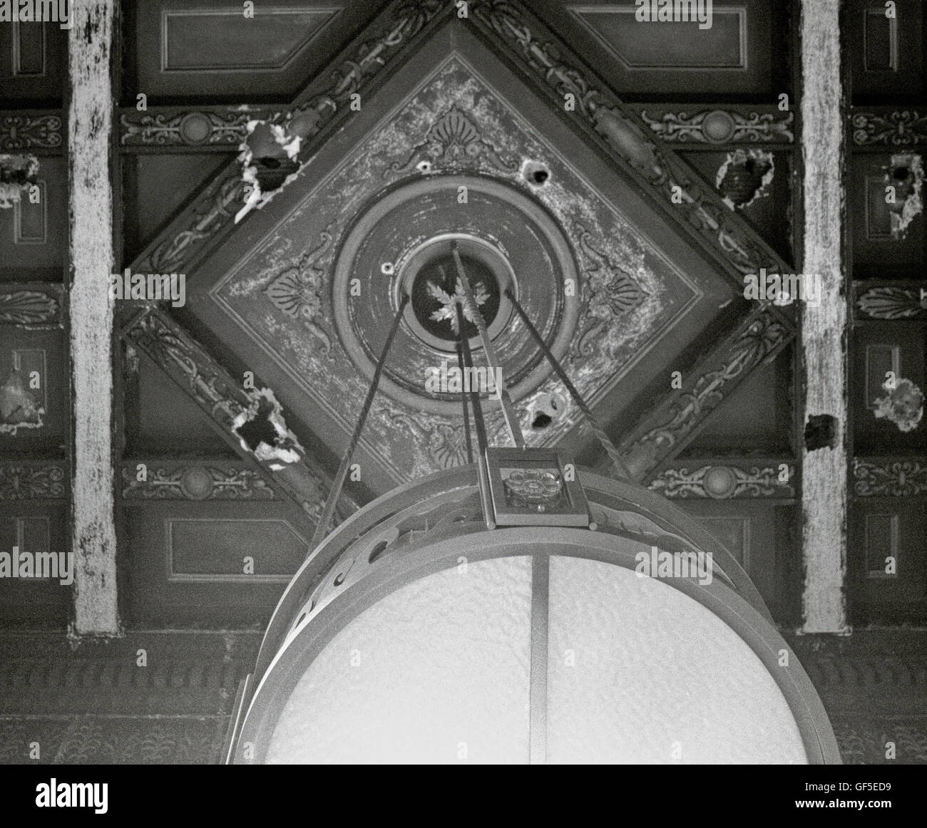 Uno studio dettagliato del soffitto ornato di un edificio in fase di ristrutturazione nel centro di Fort Myers, Florida, Stati Uniti d'America. Foto Stock