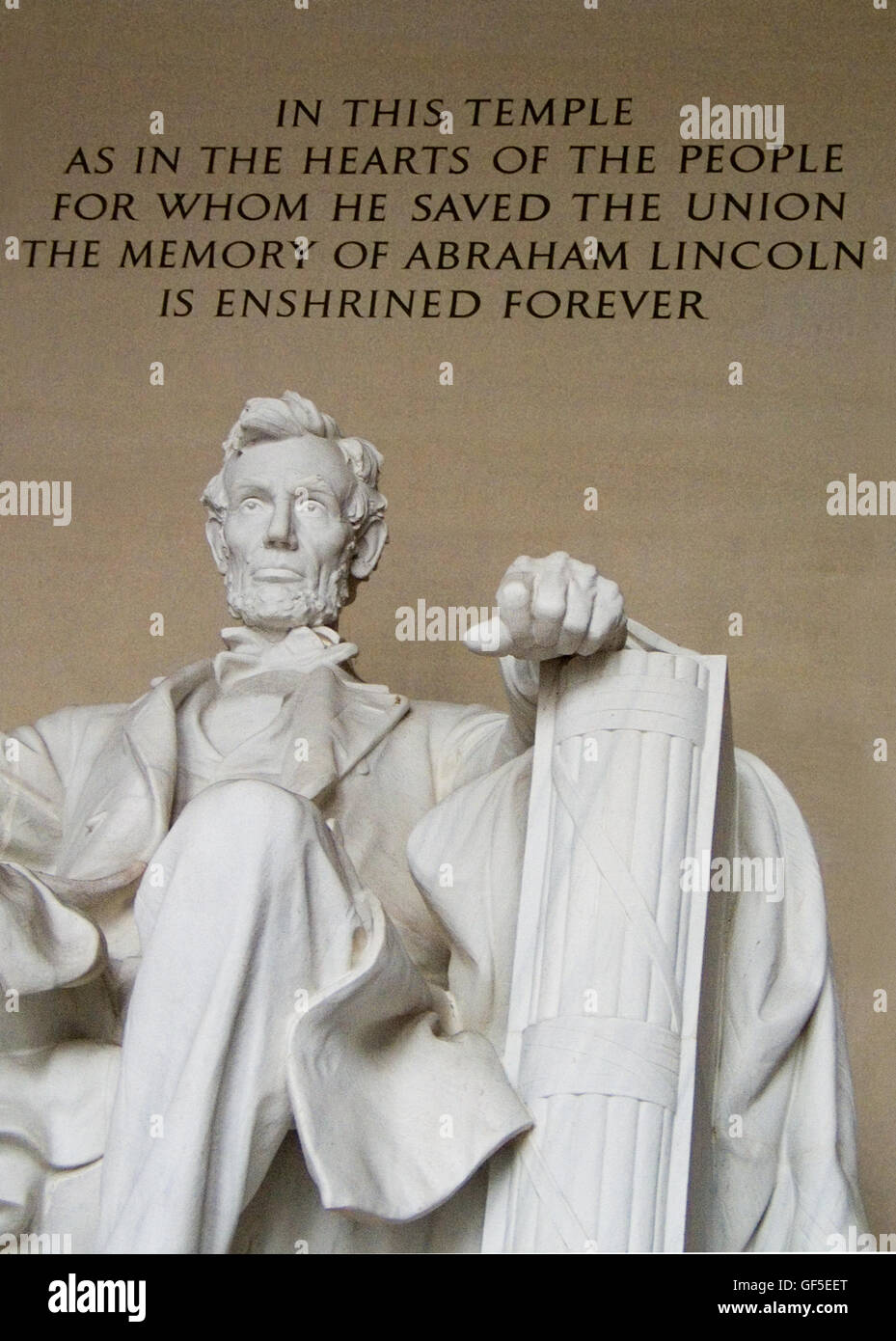 La solenne faccia di Abraham Lincoln guarda giù dalla sua sede nel Lincoln Memorial a Washington DC, Stati Uniti d'America. Foto Stock