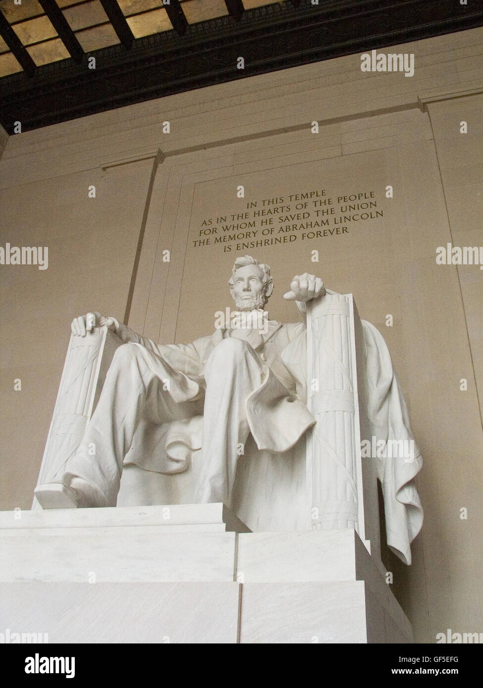 La solenne faccia di Abraham Lincoln guarda giù dalla sua sede nel Lincoln Memorial a Washington DC, Stati Uniti d'America. Foto Stock