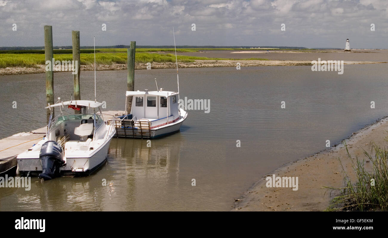 Due barche galleggiante piacevole in un piccolo molo su una via navigabile interna vicino a Tybee Island, South Carolina, Stati Uniti d'America. Foto Stock
