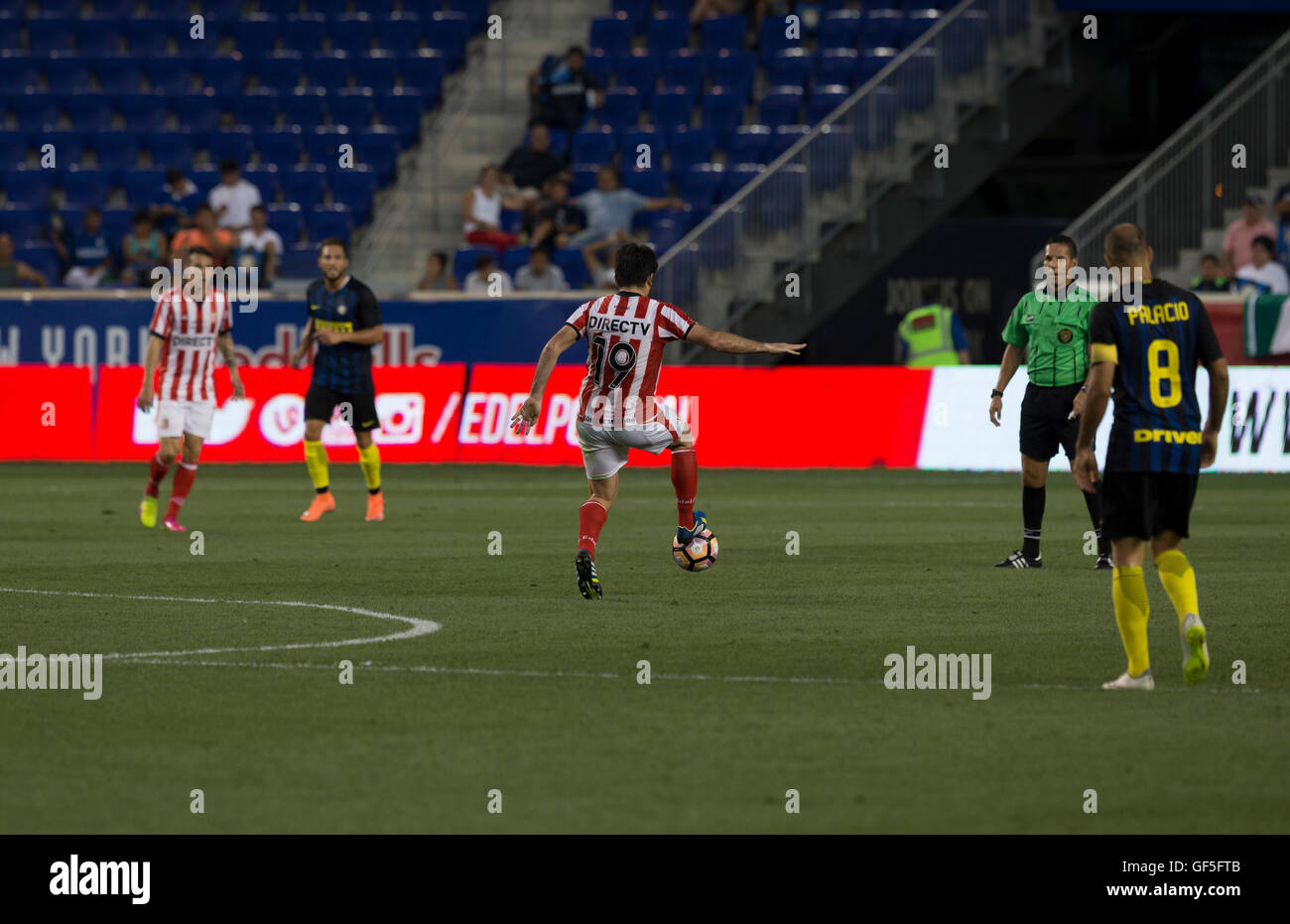 Harrison, NJ USA - Luglio 27, 2016: Brana (19) di Estudiantes controlla la sfera durante la partita amichevole tra FC Inter Milan & Estudiantes De La Plata a Red Bulls Arena si è conclusa nel tirante 1 -1 Foto Stock